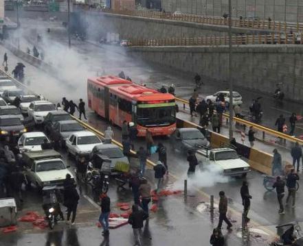 油价上调引伊朗多地抗议 伊朗高官：安全部队或将采取行动