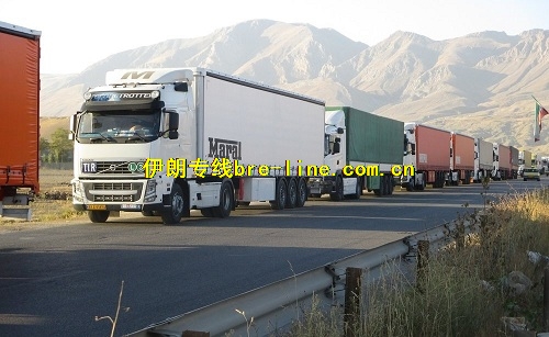伊朗至阿塞拜疆边境的重型卡车交通.jpg